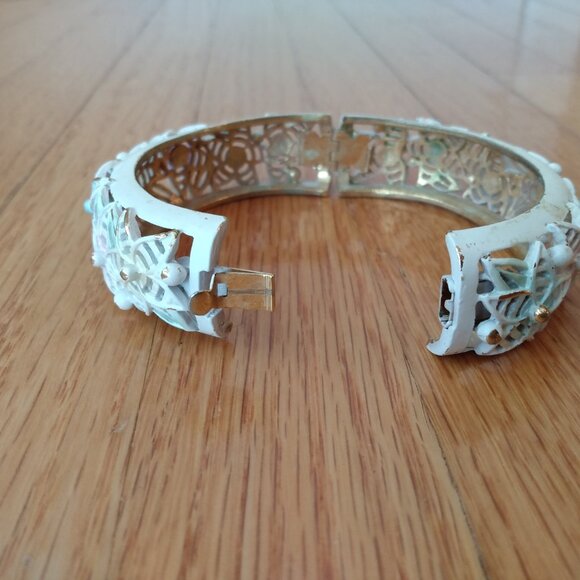 Vintage Bangle Bracelet Hinged Floral Openwork Painted White Pastel Gold Tone - Picture 11 of 13